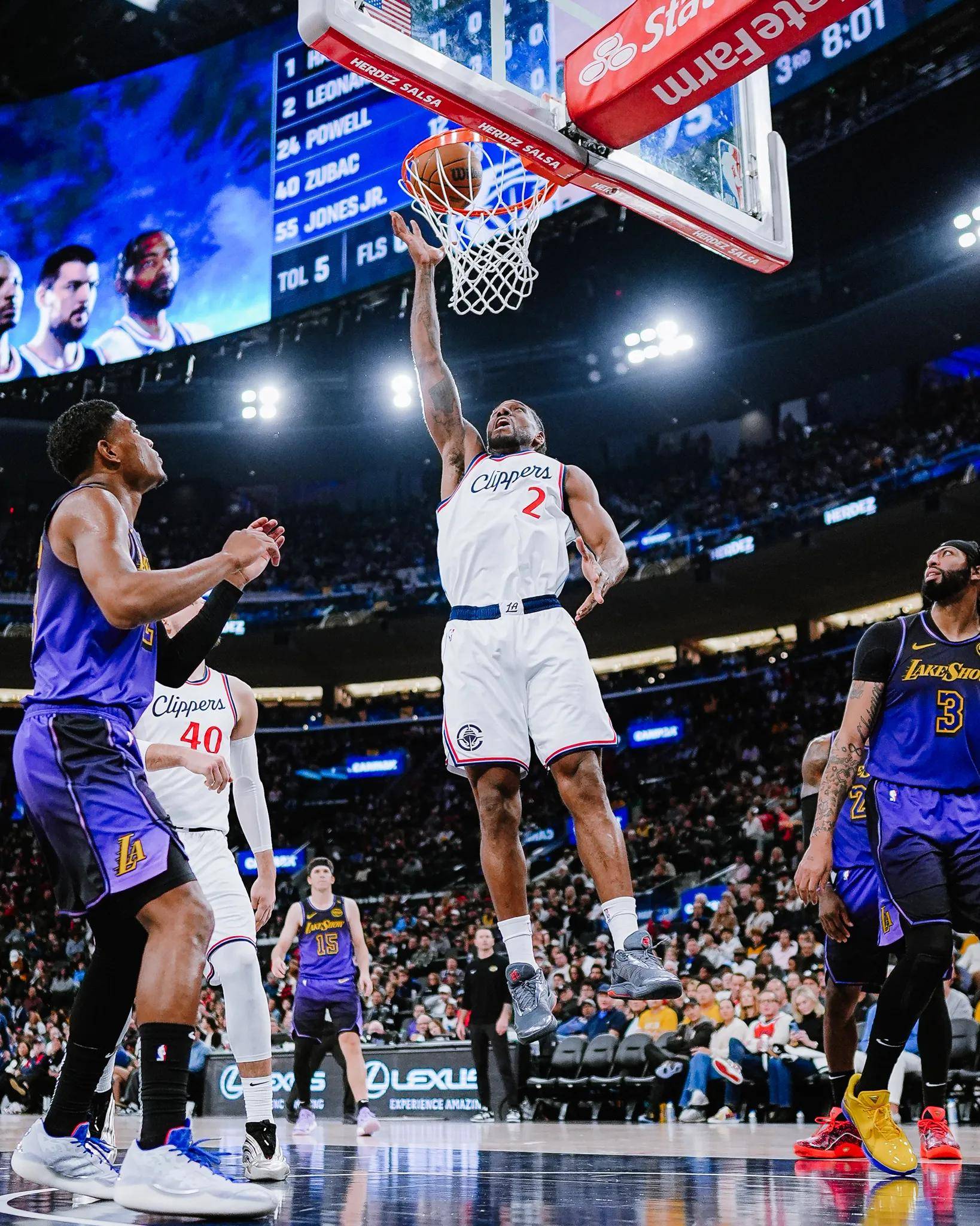 关于洛杉矶快船训练开放日；今晨临场应变引欢呼；NBA季后赛在即；训练强度明显提升的信息