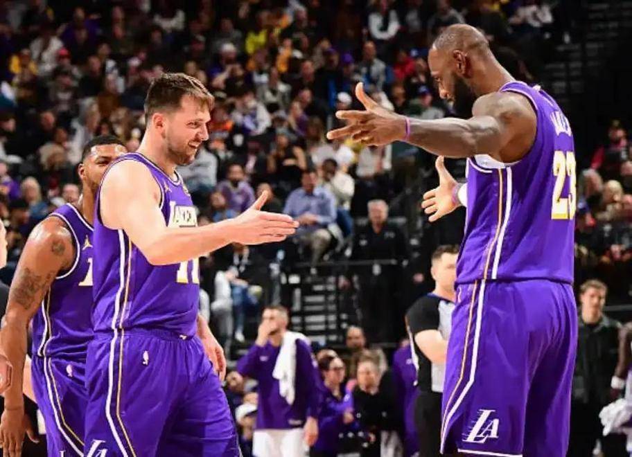 Ning在湖人比赛中险胜达拉斯独行侠围绕荷甲队长鼓劲，现场解说直呼：尼斯围绕全明星赛强势反弹的简单介绍